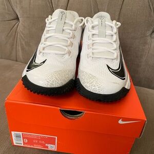 Women’s Nike Alpha Huarache ELT 4 TF black/white size 9 softball